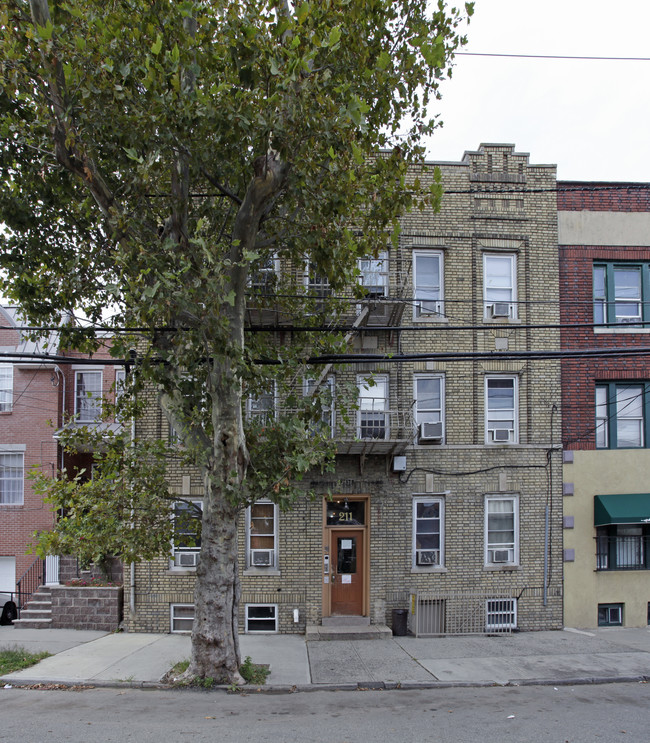 211 Woodward St in Jersey City, NJ - Foto de edificio - Building Photo