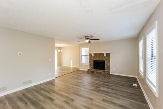 4063 Casa Verde Dr in College Park, GA - Foto de edificio - Building Photo