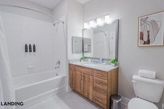 2361 Commerce Park Dr NE, Unit 2211 in Palm Bay, FL - Foto de edificio - Building Photo