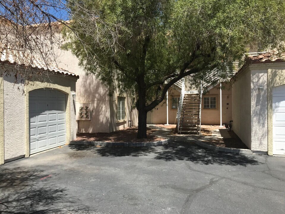 1900 N Torrey Pines Dr in Las Vegas, NV - Building Photo