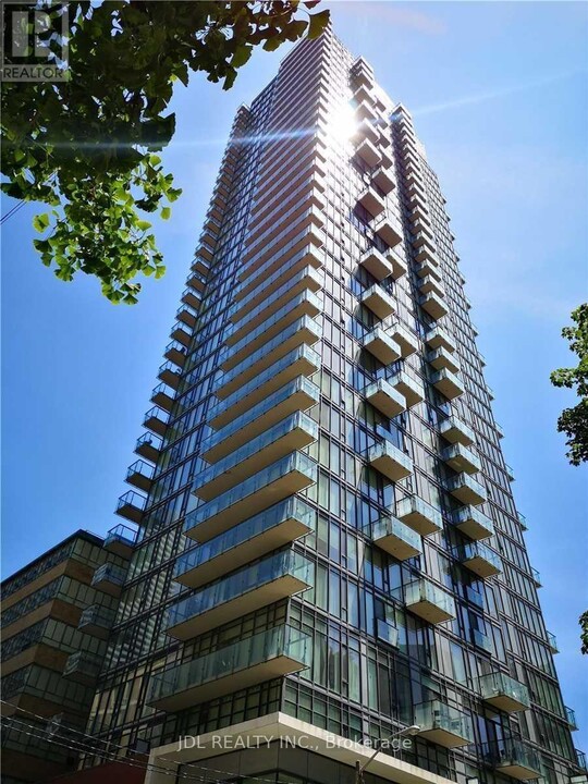 75-1875 St Nicholas St in Toronto, ON - Building Photo