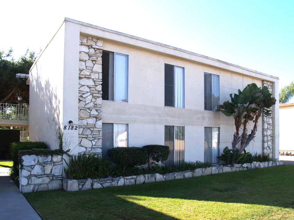 8182-8190 Orangewood Ave in Stanton, CA - Foto de edificio