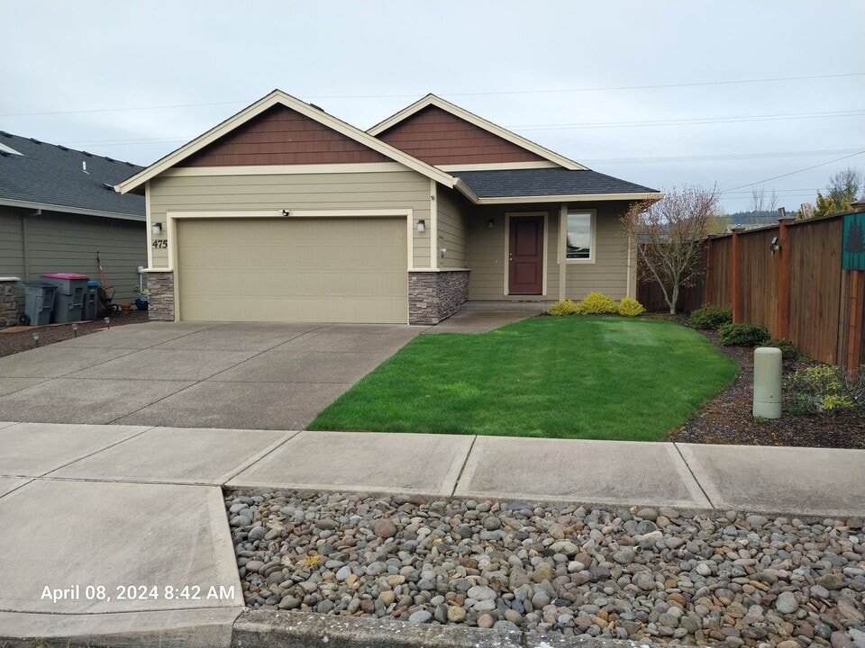 475 SW Pemberly Loop in McMinnville, OR - Building Photo