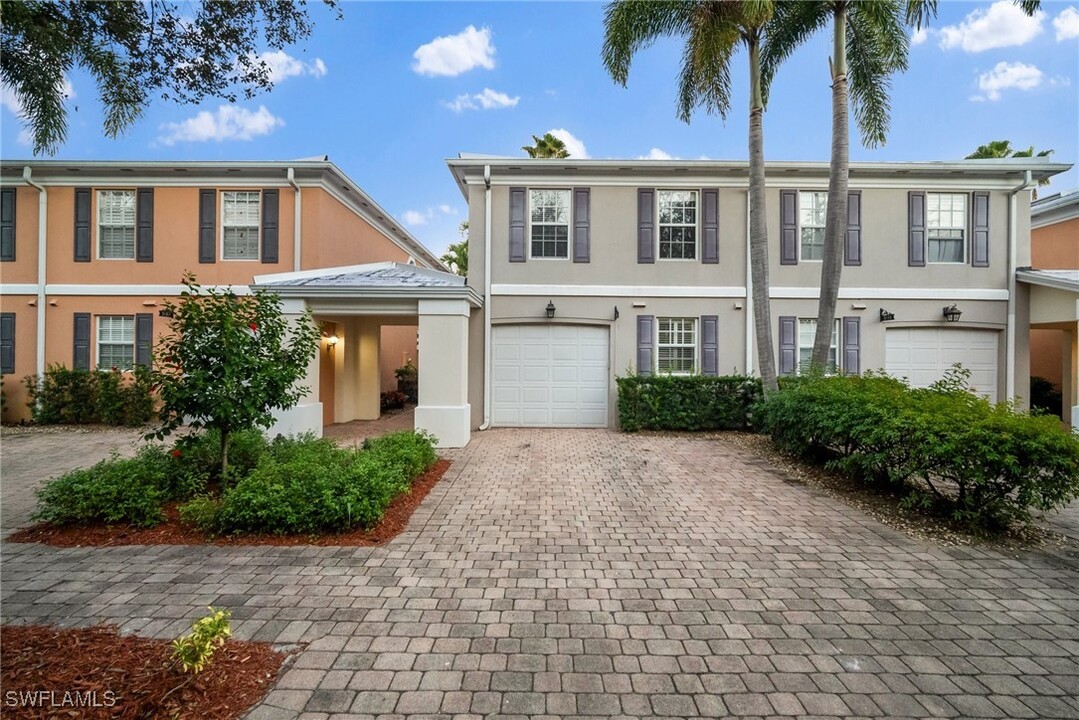 5685 Cove Cir in Naples, FL - Building Photo