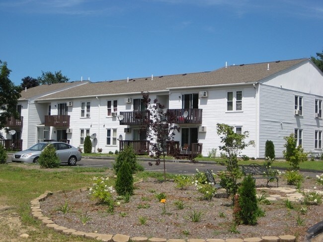 Willowbrook Apartments in Rochester, NH - Foto de edificio - Building Photo