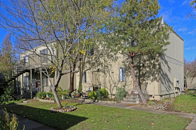 Summit at Fair Oaks in Fair Oaks, CA - Foto de edificio - Building Photo