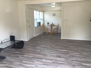 805 Greenbrier Rd in Dekalb, IL - Building Photo - Building Photo