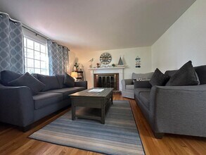 45 Bernard St in South Yarmouth, MA - Foto de edificio - Building Photo