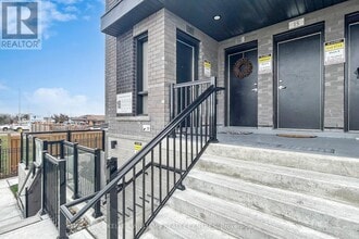 18 Lytham Grn Cir in Newmarket, ON - Building Photo - Building Photo