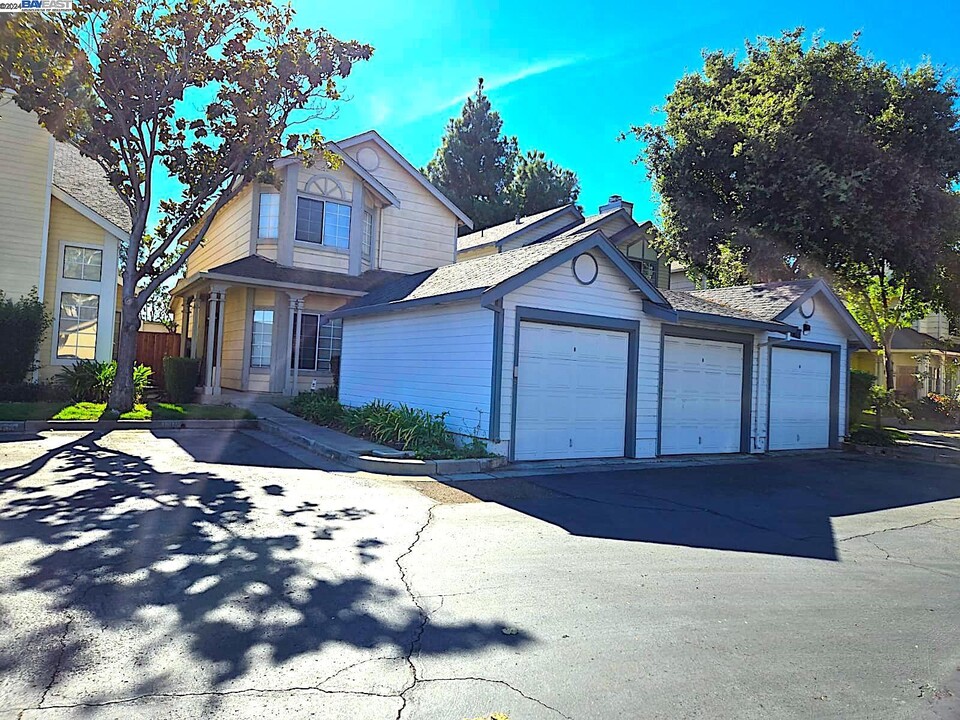 6453 Potrero Dr in Newark, CA - Building Photo