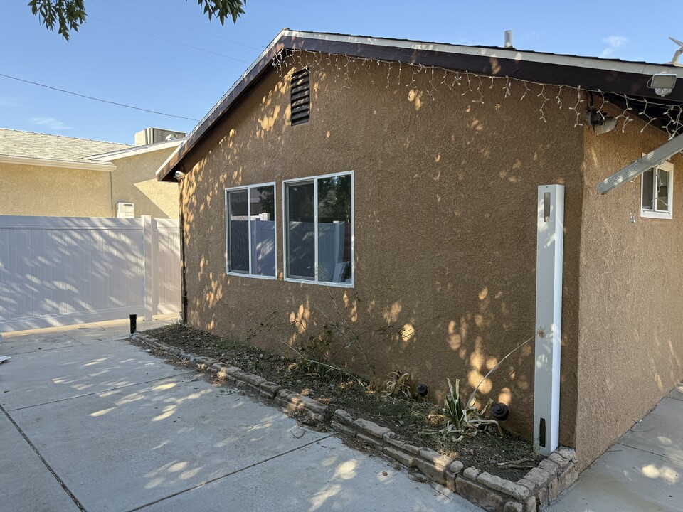 16527 Index St in Granada Hills, CA - Building Photo