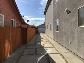 860 W 74th St in Los Angeles, CA - Building Photo - Building Photo