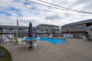 68 Kings Hwy in Hampton, NH - Building Photo