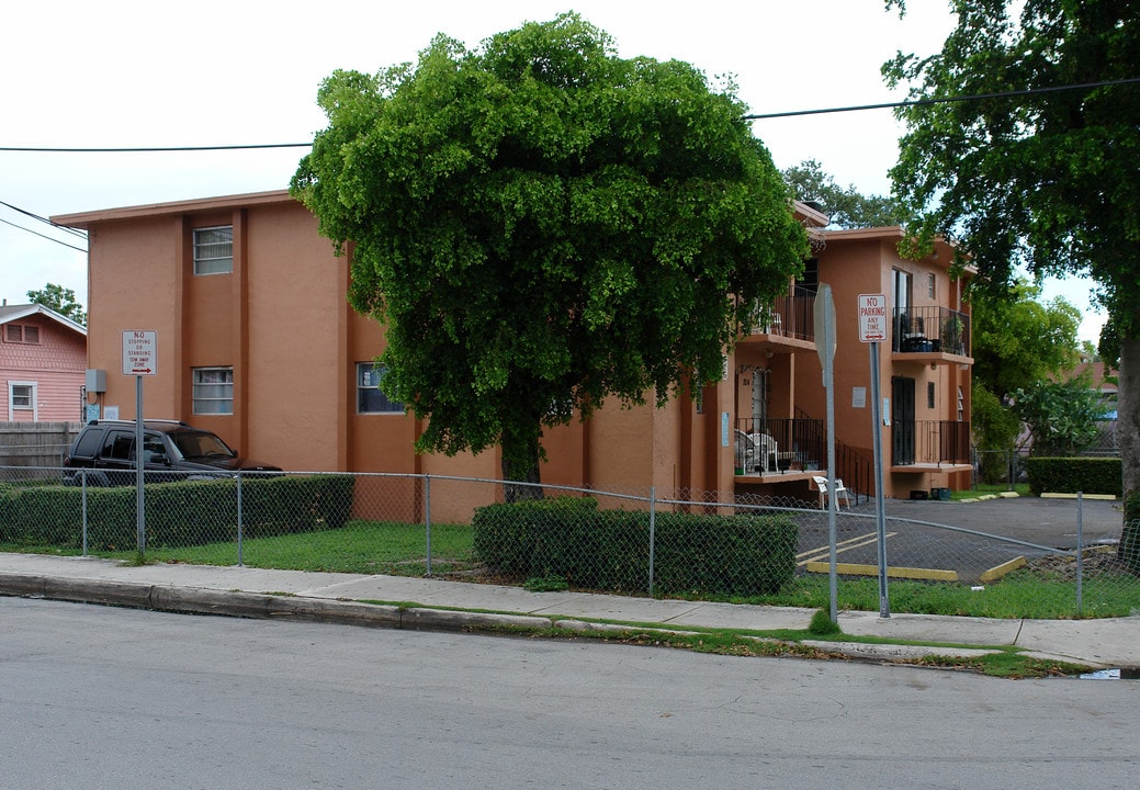 204 NW 10th Ave in Miami, FL - Foto de edificio