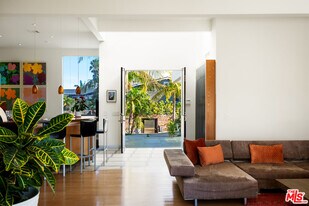 817 Enchanted Way in Los Angeles, CA - Building Photo