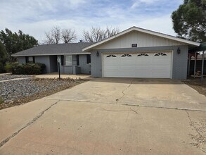 608 E 17th Ln in Portales, NM - Building Photo - Building Photo
