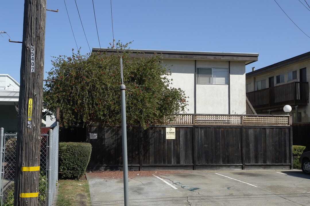 2509 Bartlett St in Oakland, CA - Building Photo