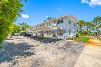 Southern Oaks in St. Petersburg, FL - Building Photo - Building Photo