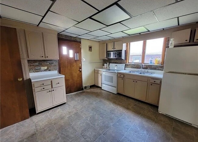 property at 404 W Cunningham St