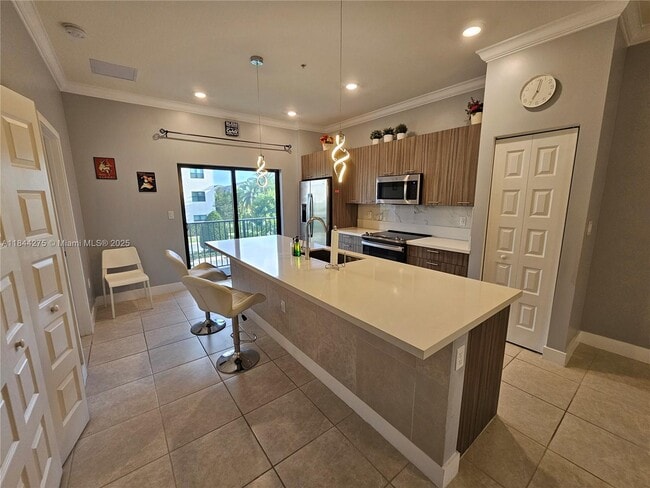 7905 NW 104th Ave in Doral, FL - Foto de edificio - Building Photo