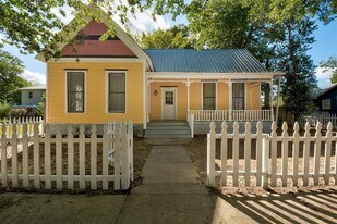 304 Olive St in Smithville, TX - Building Photo