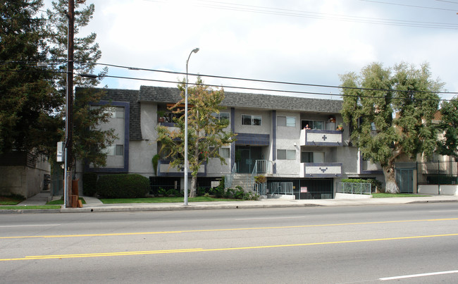 6245 Woodman Ave in Van Nuys, CA - Foto de edificio - Building Photo