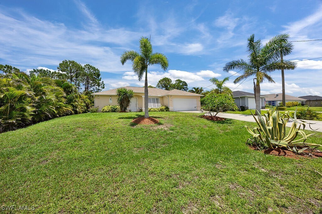 4013 NE 10th Pl in Cape Coral, FL - Building Photo