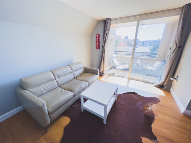 3915 Nobel Dr in San Diego, CA - Building Photo - Building Photo