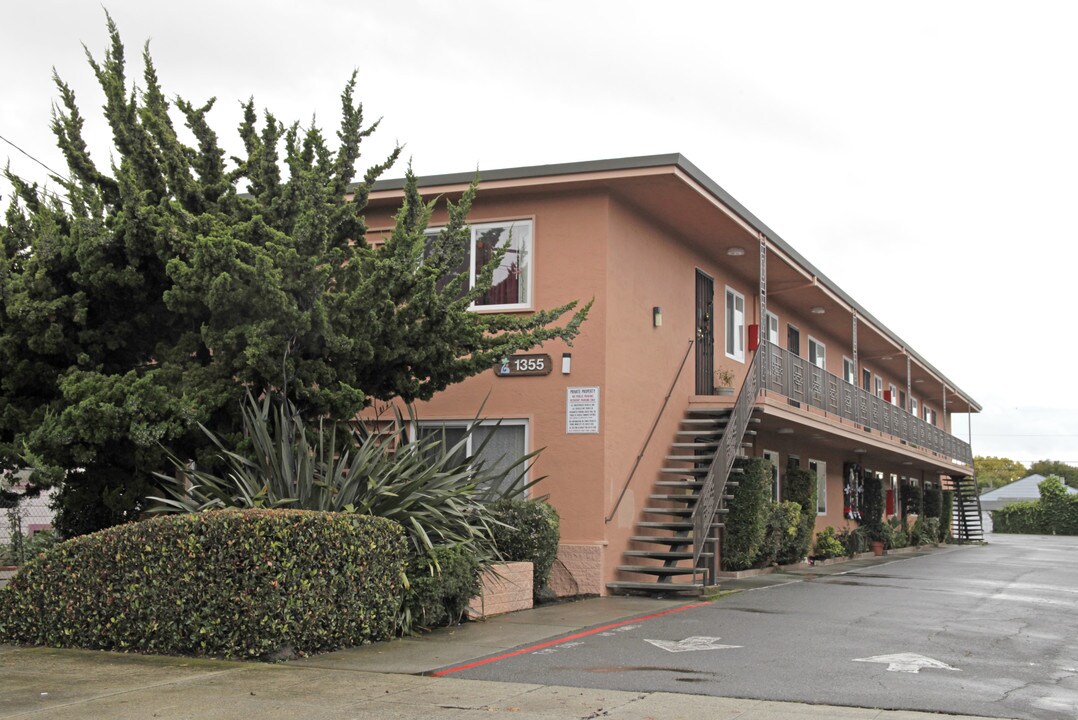 1355 Pacific Ave in San Leandro, CA - Foto de edificio