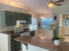 914 Valley View Cir in Palm Harbor, FL - Building Photo - Building Photo