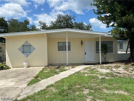 3243 C St in Ft. Myers, FL - Building Photo