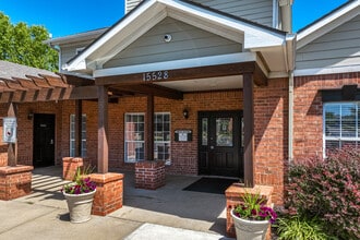 Fieldstone Apartments in Olathe, KS - Foto de edificio - Building Photo