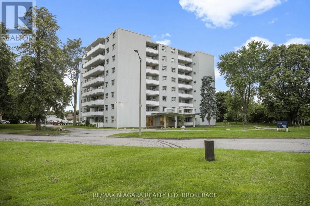 6320-6320 Valley Wy in Niagara Falls, ON - Building Photo