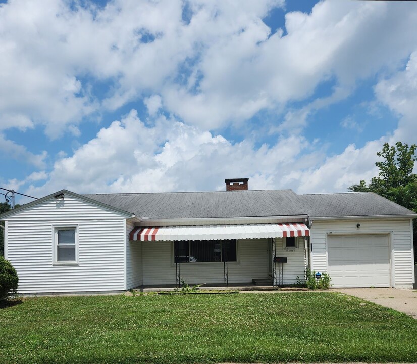 806 Hocking Rd in Belpre, OH - Building Photo