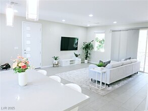 11237 Rainbow Peak Ave in Las Vegas, NV - Foto de edificio - Building Photo