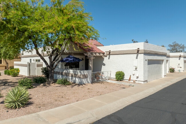 River Run Townhomes in Tempe, AZ - Building Photo - Building Photo