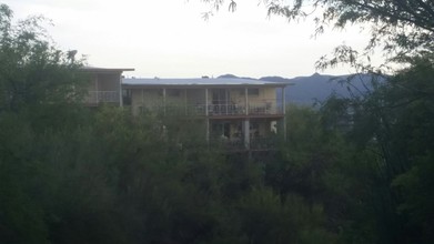 Catalina Foothills Lodge Apartments in Tucson, AZ - Foto de edificio - Building Photo