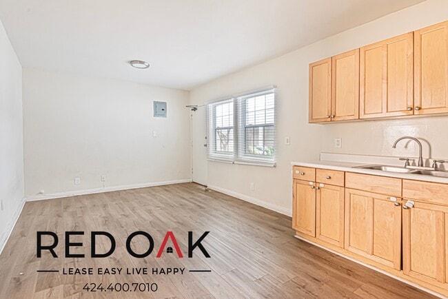 property at 615 N Rossmore Ave