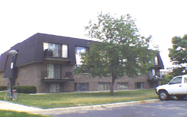 Joanna Courtyard Apartments in Antioch, IL - Building Photo