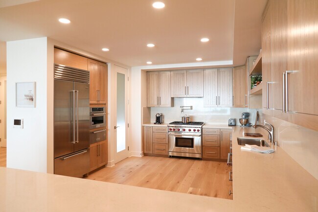 Sea View Villas in Pacific Palisades, CA - Foto de edificio - Building Photo