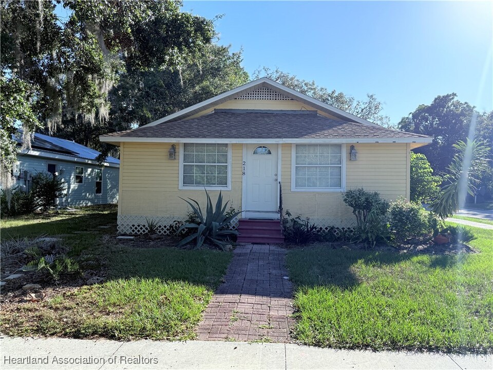 218 S Pine St in Sebring, FL - Building Photo