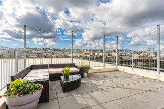 Koz at the Dome in Tacoma, WA - Foto de edificio - Building Photo