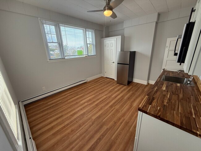 74 Bedford St, Unit #1 in Waltham, MA - Building Photo - Building Photo