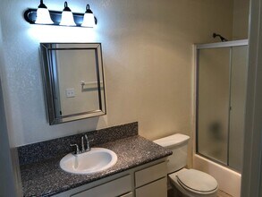 19350 Saticoy St. LLC in Reseda, CA - Building Photo - Interior Photo