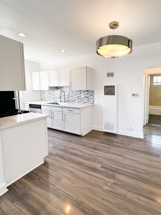 319 Heliotrope Dr in Los Angeles, CA - Building Photo