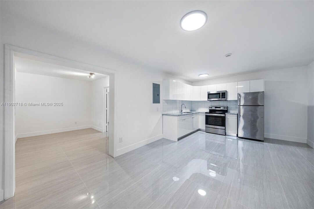 1050 NE 129th St-Unit -2 in North Miami, FL - Building Photo