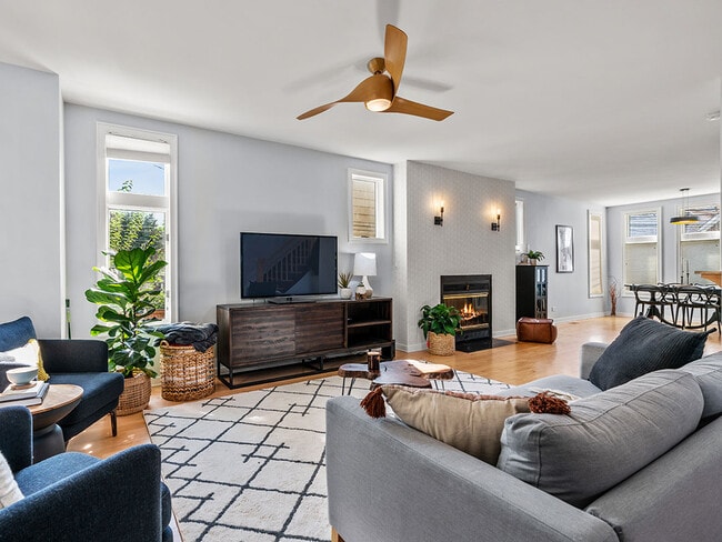 1929 W Henderson St, Unit Coach House