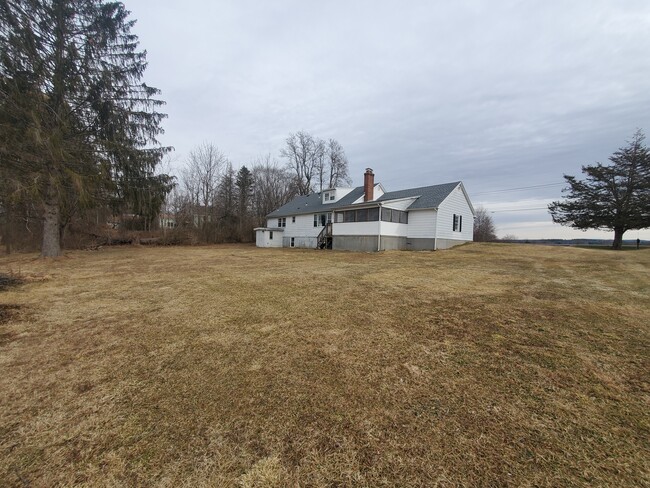 36 N Maple St in Hadley, MA - Foto de edificio - Building Photo