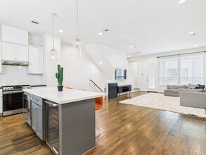 2761 Clinton Dr in Houston, TX - Building Photo - Building Photo