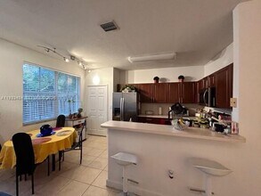 10721 NW 81st Ln in Miami, FL - Building Photo - Building Photo